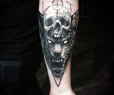 gothic-tattoo-mit-totenkopf
